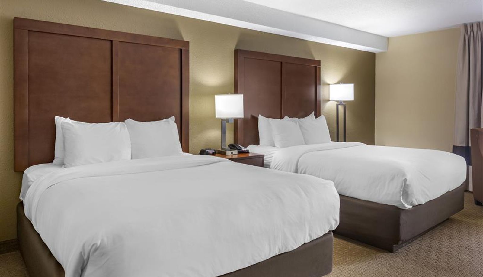 Zimmer - Comfort Inn & Suites near Danville Mall
