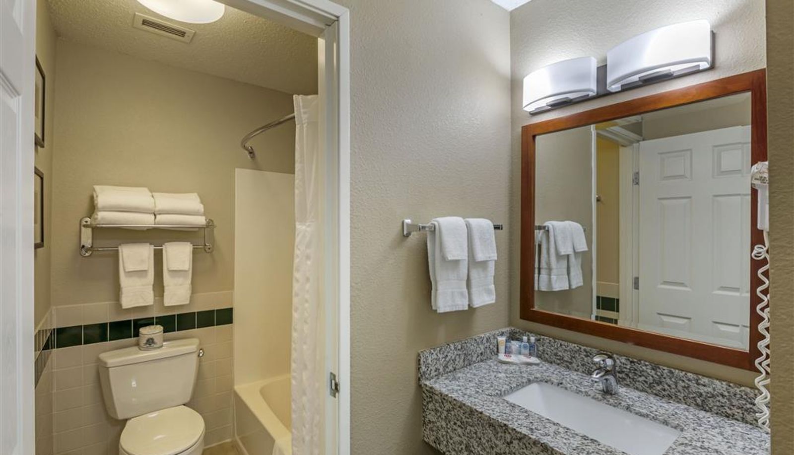 Zimmer - Comfort Inn & Suites Jackson - West Bend