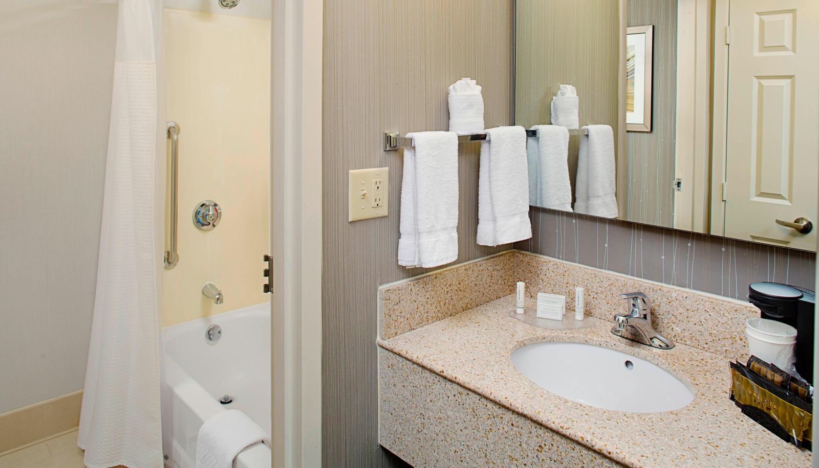 Zimmer - Courtyard by Marriott Durham Near Duke University Downtown