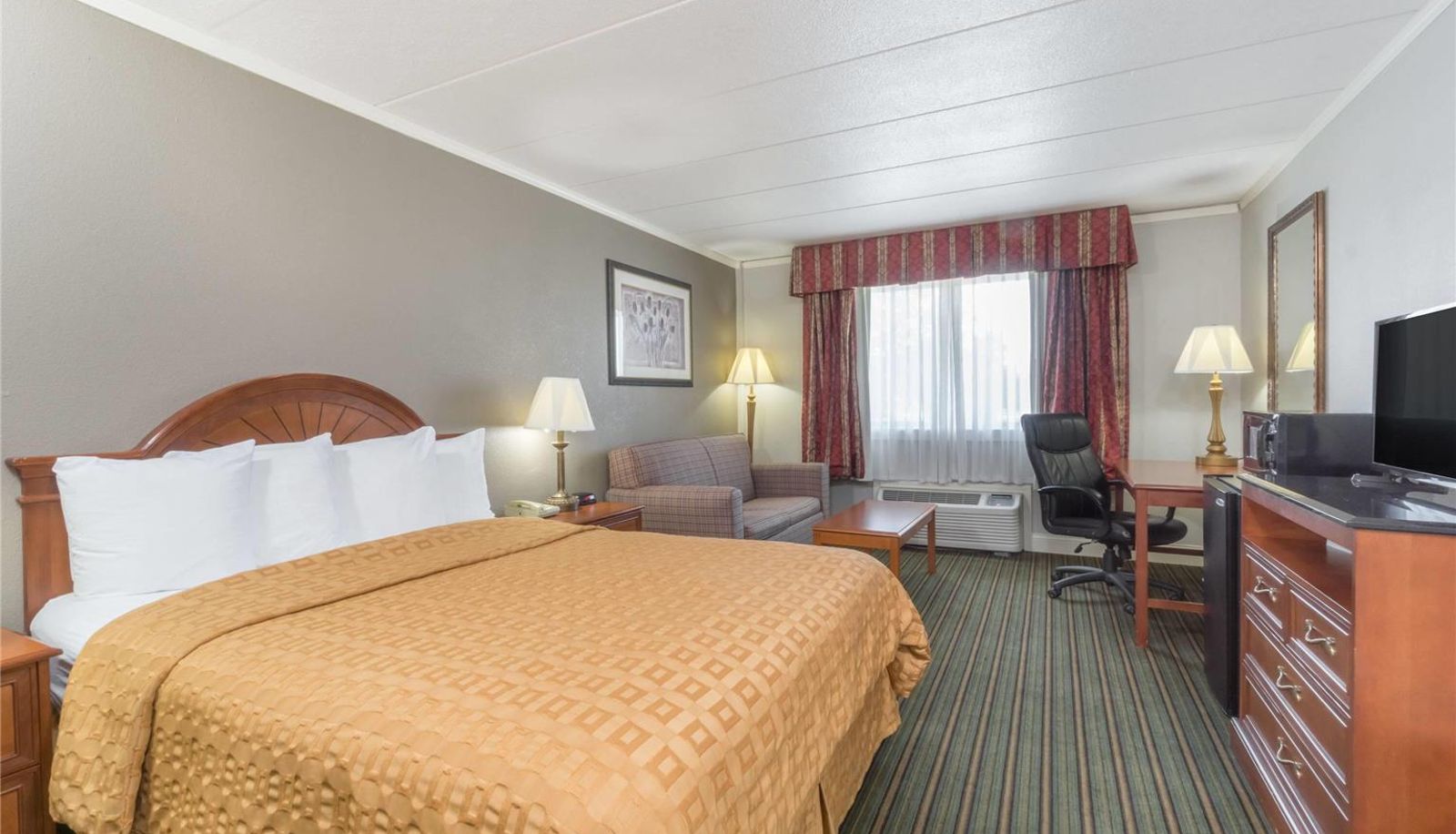 Room - Days Inn by Wyndham Columbus East Airport