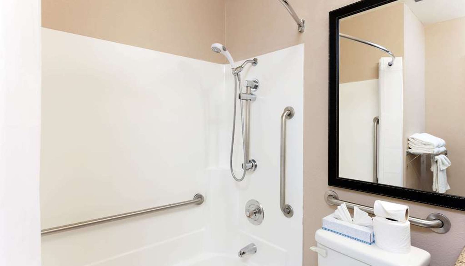 Zimmer - Days Inn by Wyndham Mission Valley/SDSU