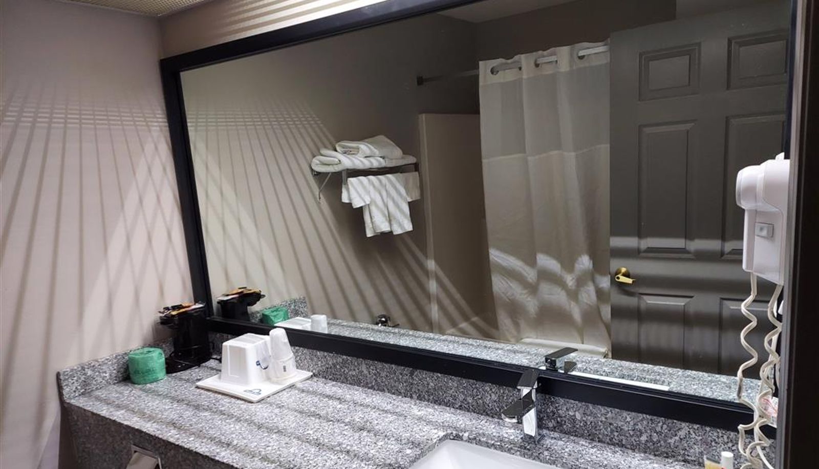 Zimmer - Days Inn & Suites by Wyndham Huntsville
