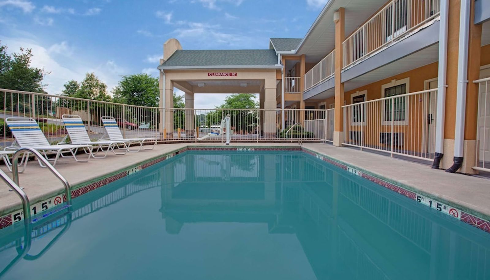 Basen - Days Inn by Wyndham Marietta White Water