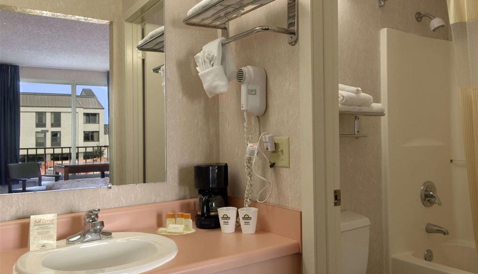 Zimmer - Days Inn by Wyndham Jonesboro AR