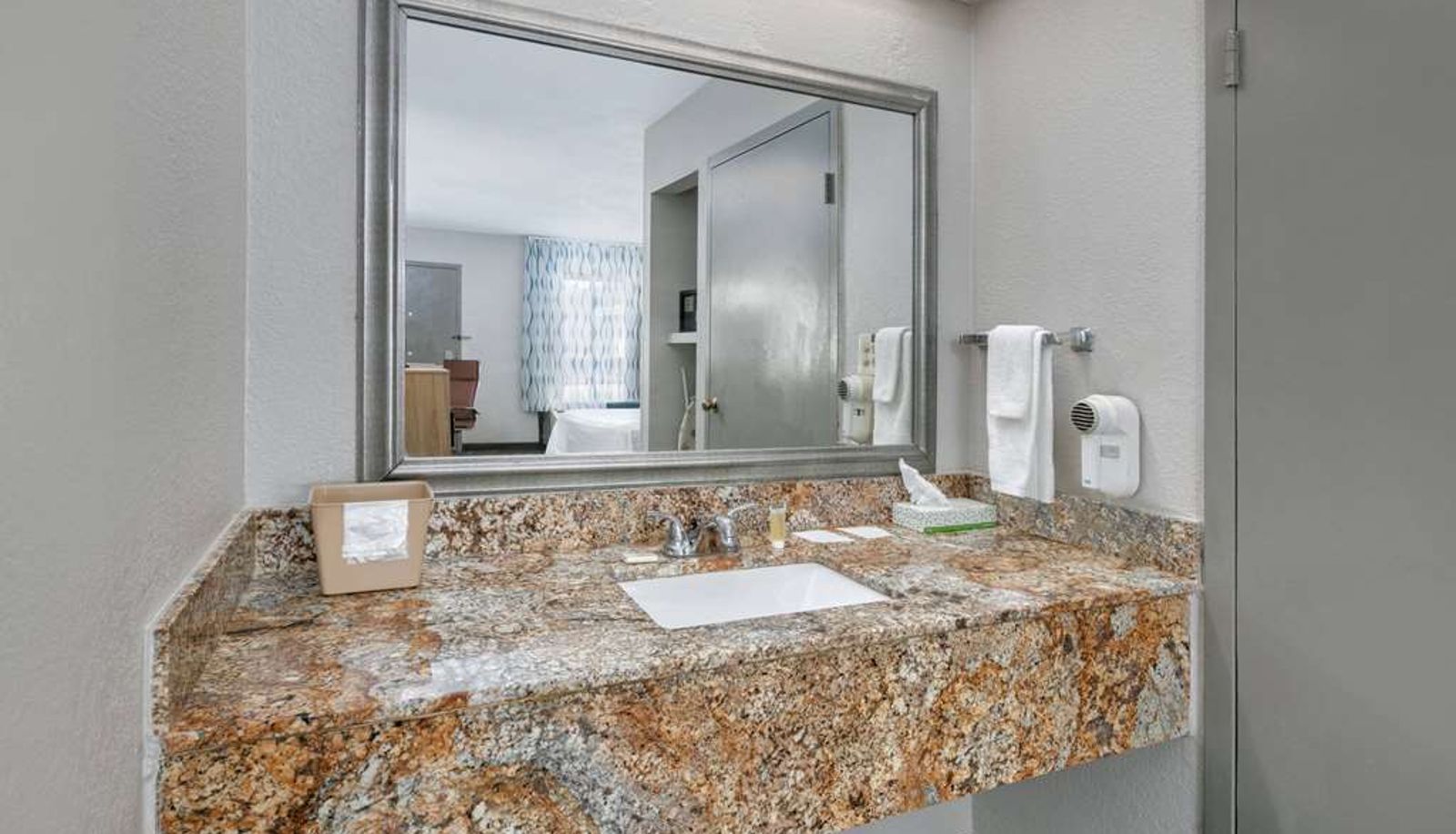 Zimmer - Days Inn by Wyndham Greenville MS