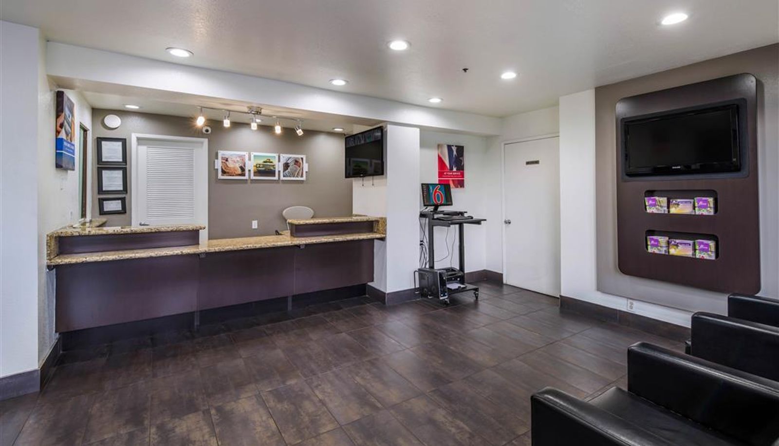 Hall - Studio 6 Fairfield - Napa Valley