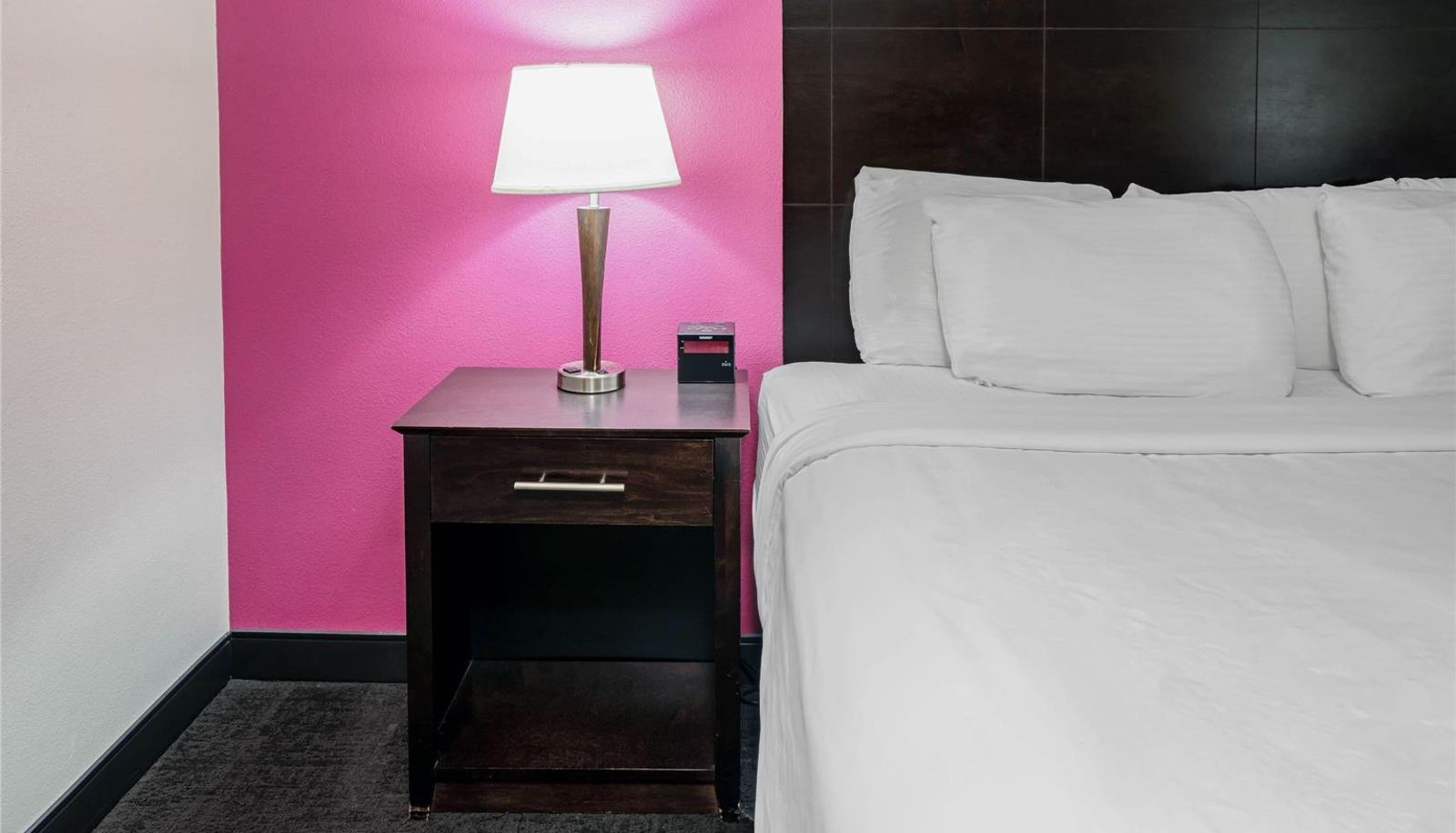Camera - La Quinta Inn & Suites by Wyndham Dallas I-35 Walnut Hill Ln