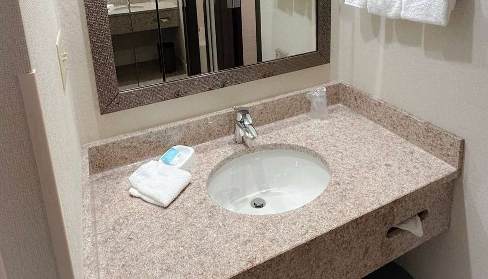 Room - Trademark by Wyndham Heritage Inn & Suites St. Louis/Fenton