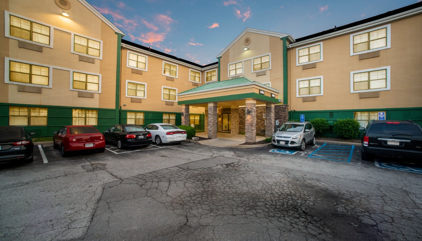 Info - HomeTowne Studios St. Louis - Airport/ N Lindbergh