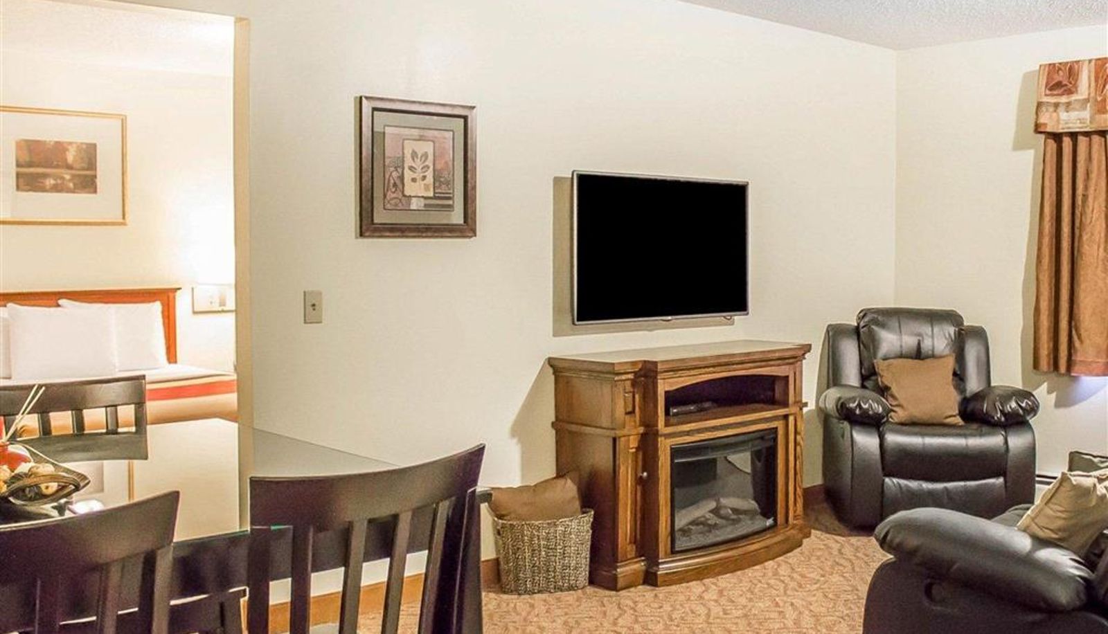 Suite - Econo Lodge Menomonie On The Bay