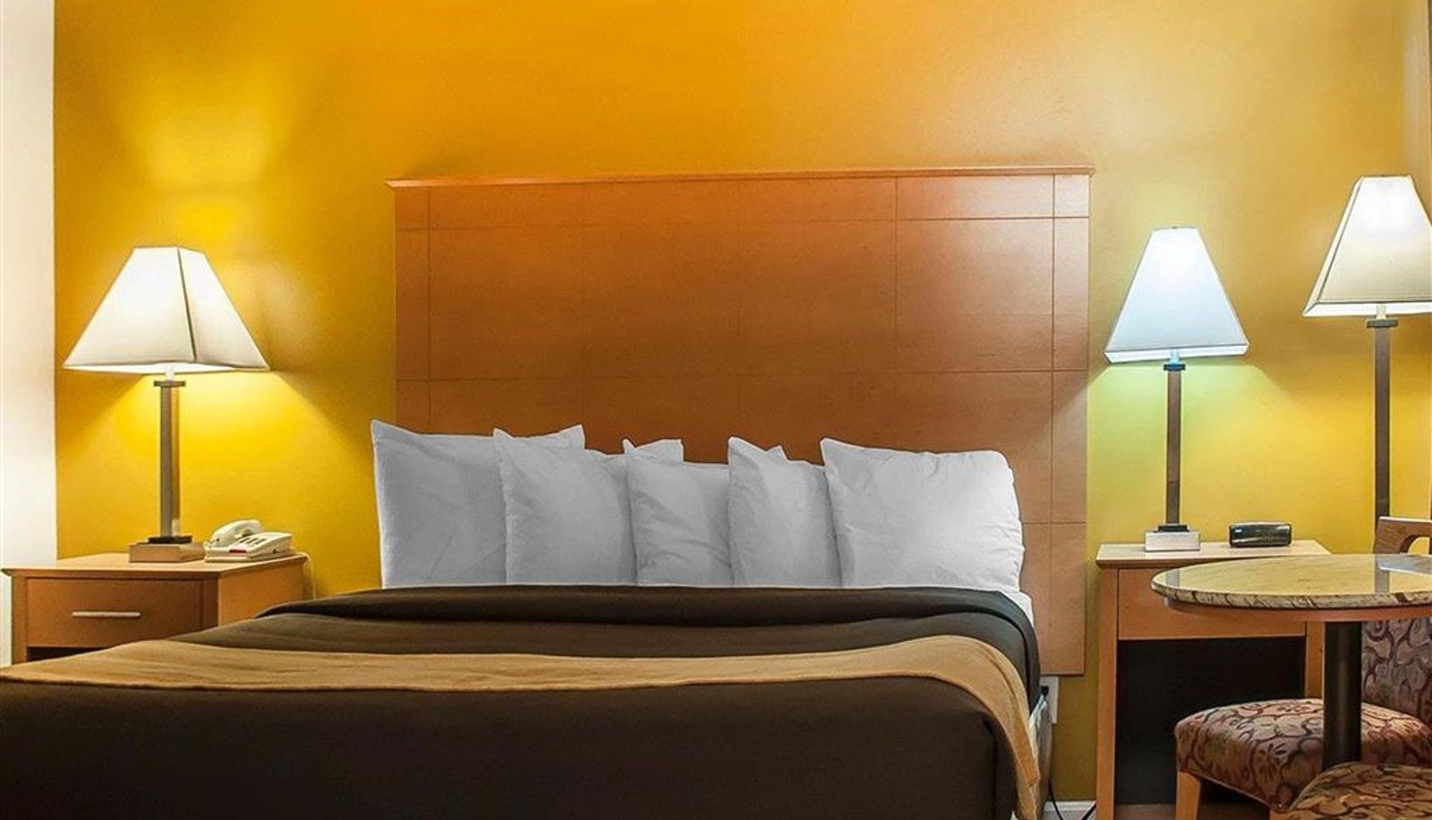 Zimmer - Econo Lodge at the Falls North
