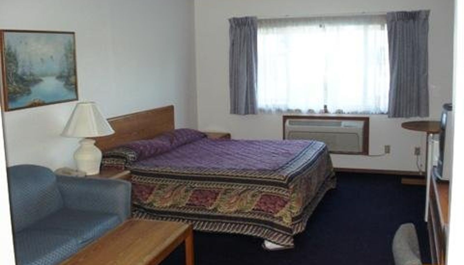 Camera - Sky Lodge Inn And Suites