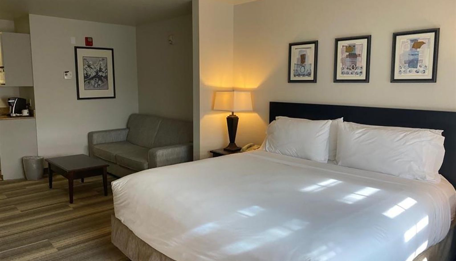 Camera - Trademark Collection Hotel Marguerite Anaheim/Garden Grove