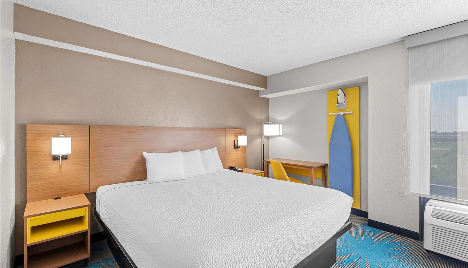 Suite - Days Inn & Suites by Wyndham Cedar Rapids