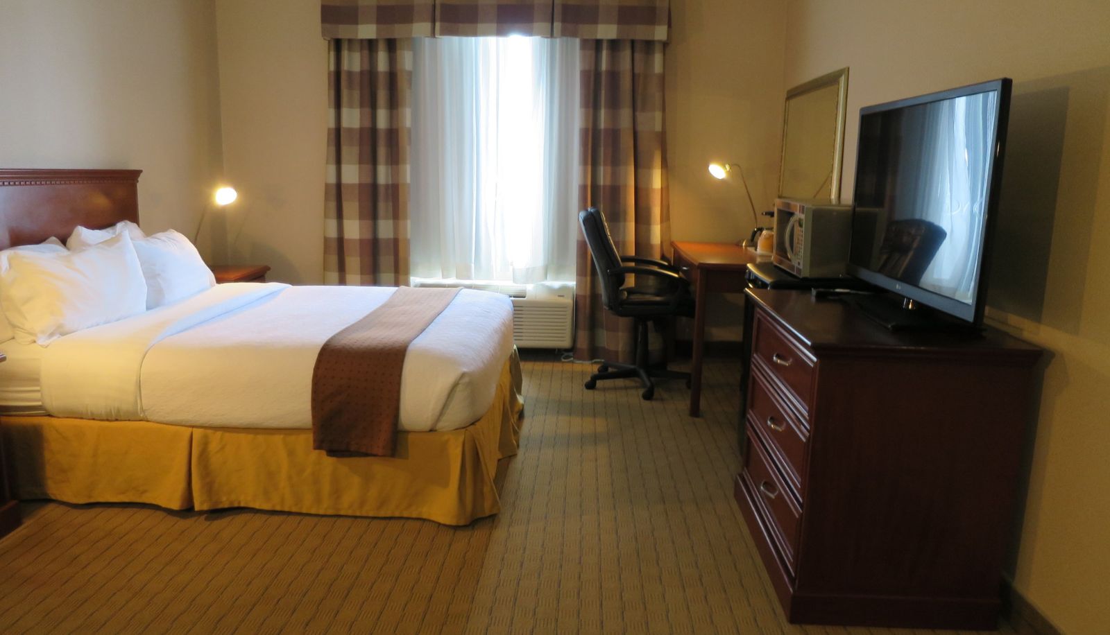 Room - Holiday Inn & Suites REGINA by IHG