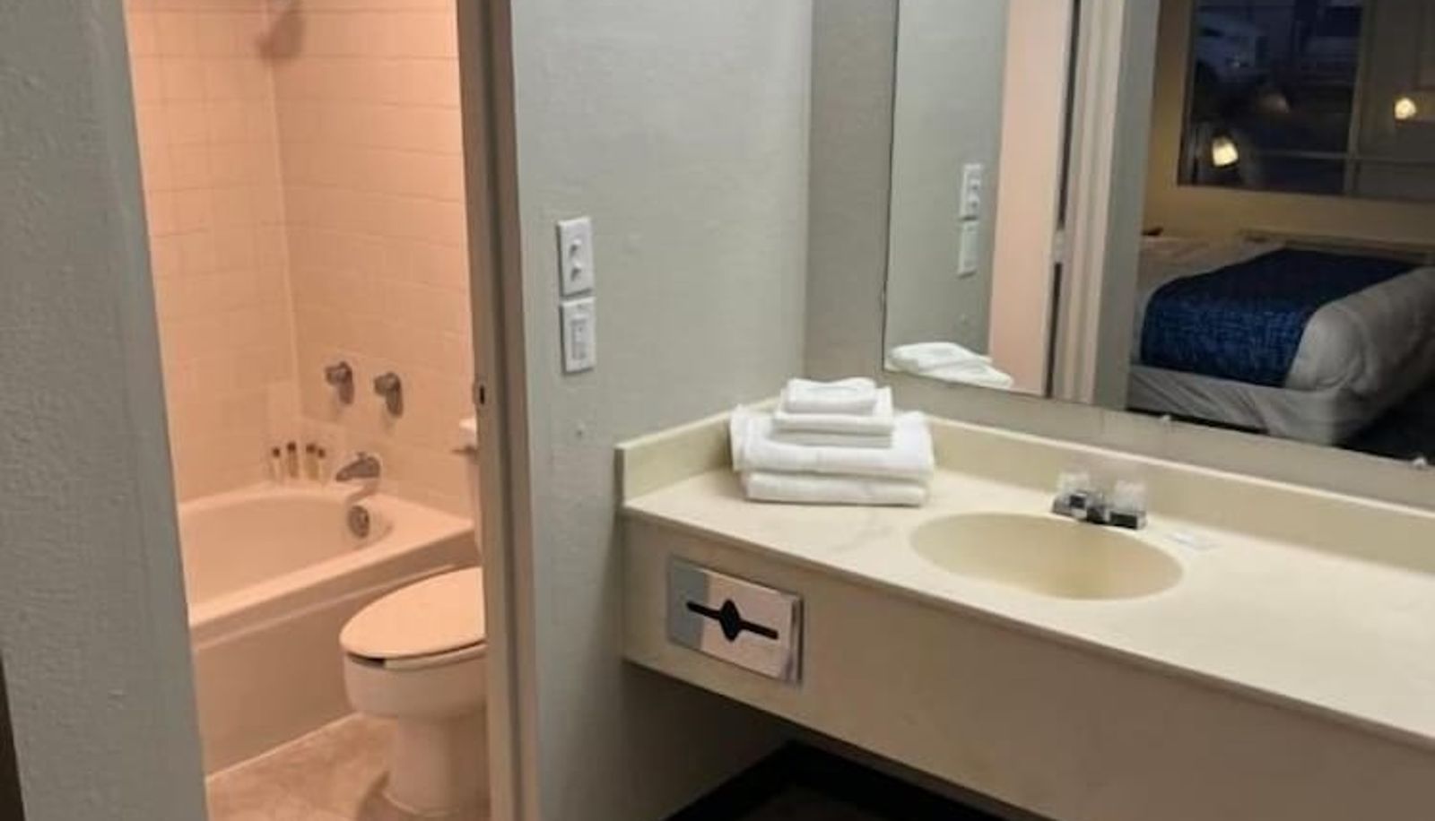 Standard room - Travelodge by Wyndham Lincoln Northeast