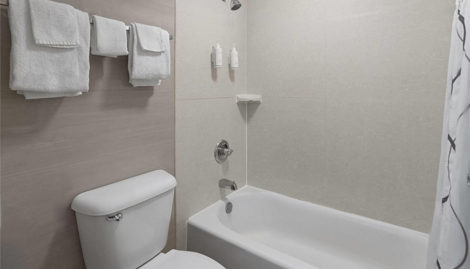Zimmer - Howard Johnson by Wyndham Savannah GA