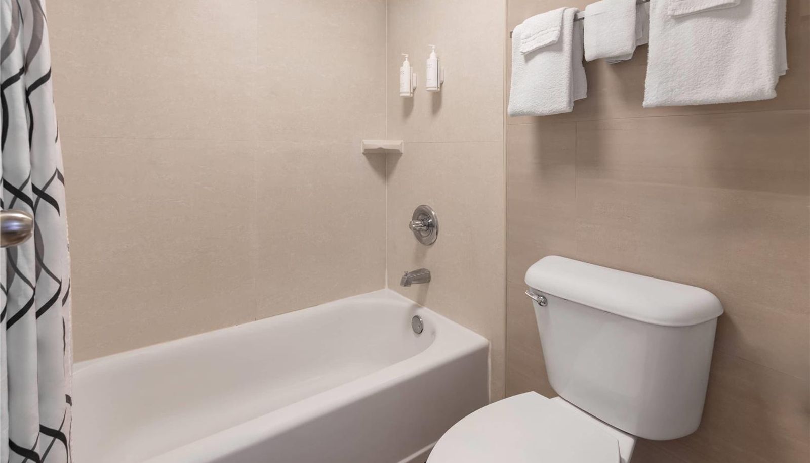 Zimmer - Howard Johnson by Wyndham Savannah GA