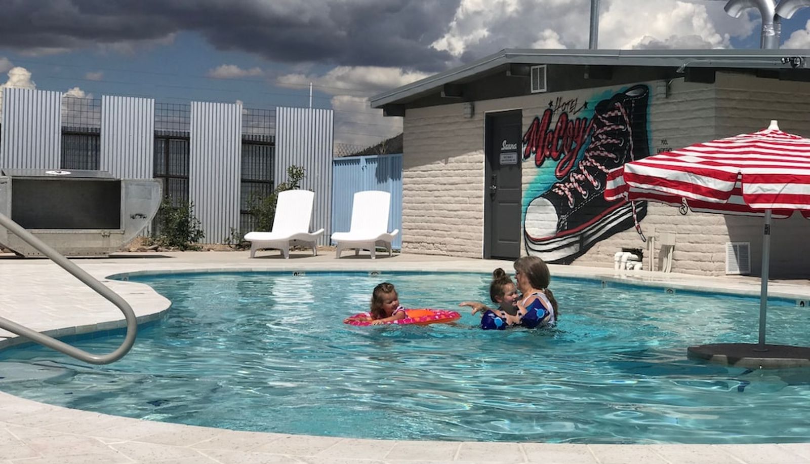Pool - Wine  Beer  Coffee Hotel McCoy Tucson - Art