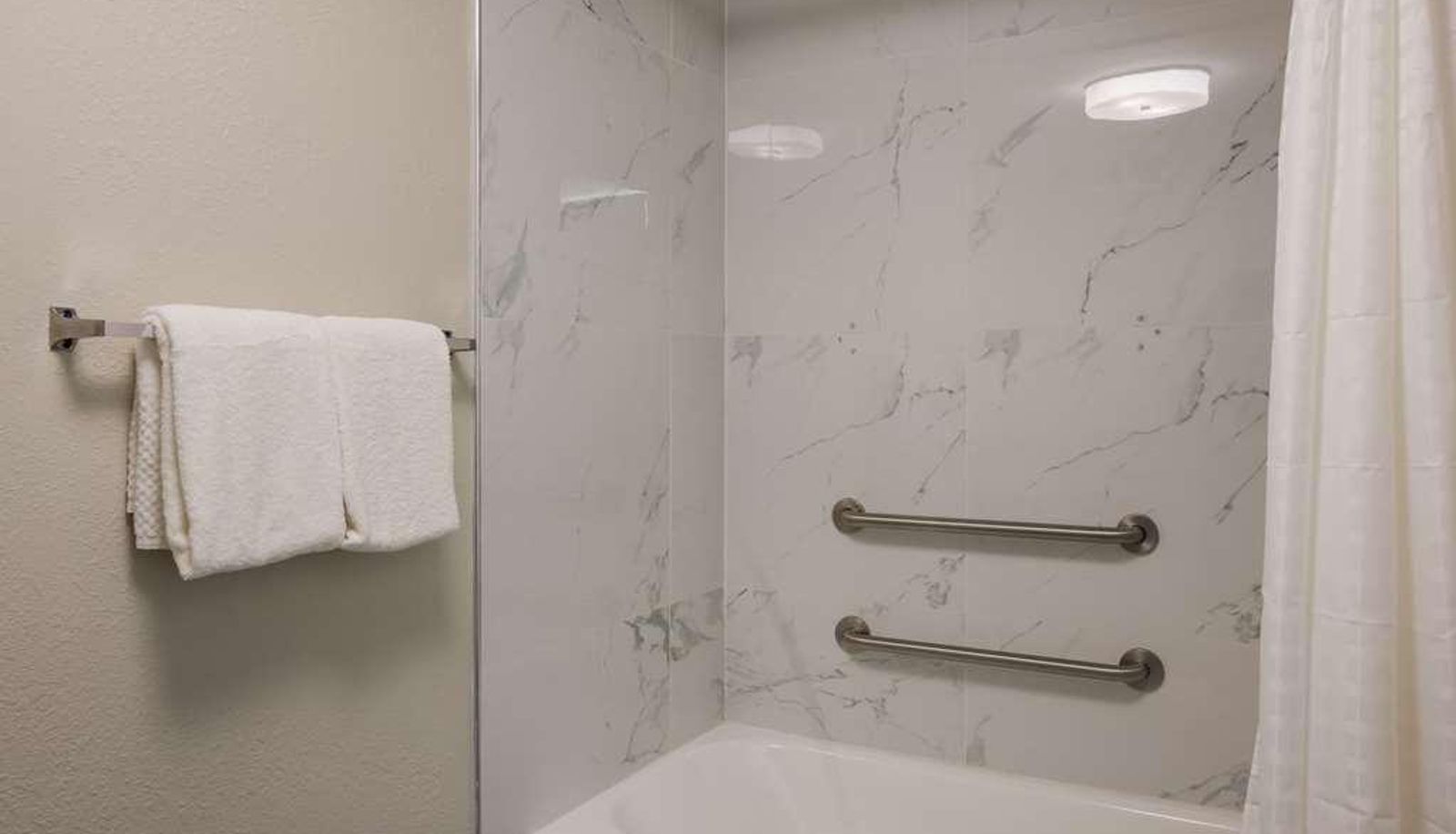 Standard room (double) - Clarion Inn and Suites Savannah Midtown