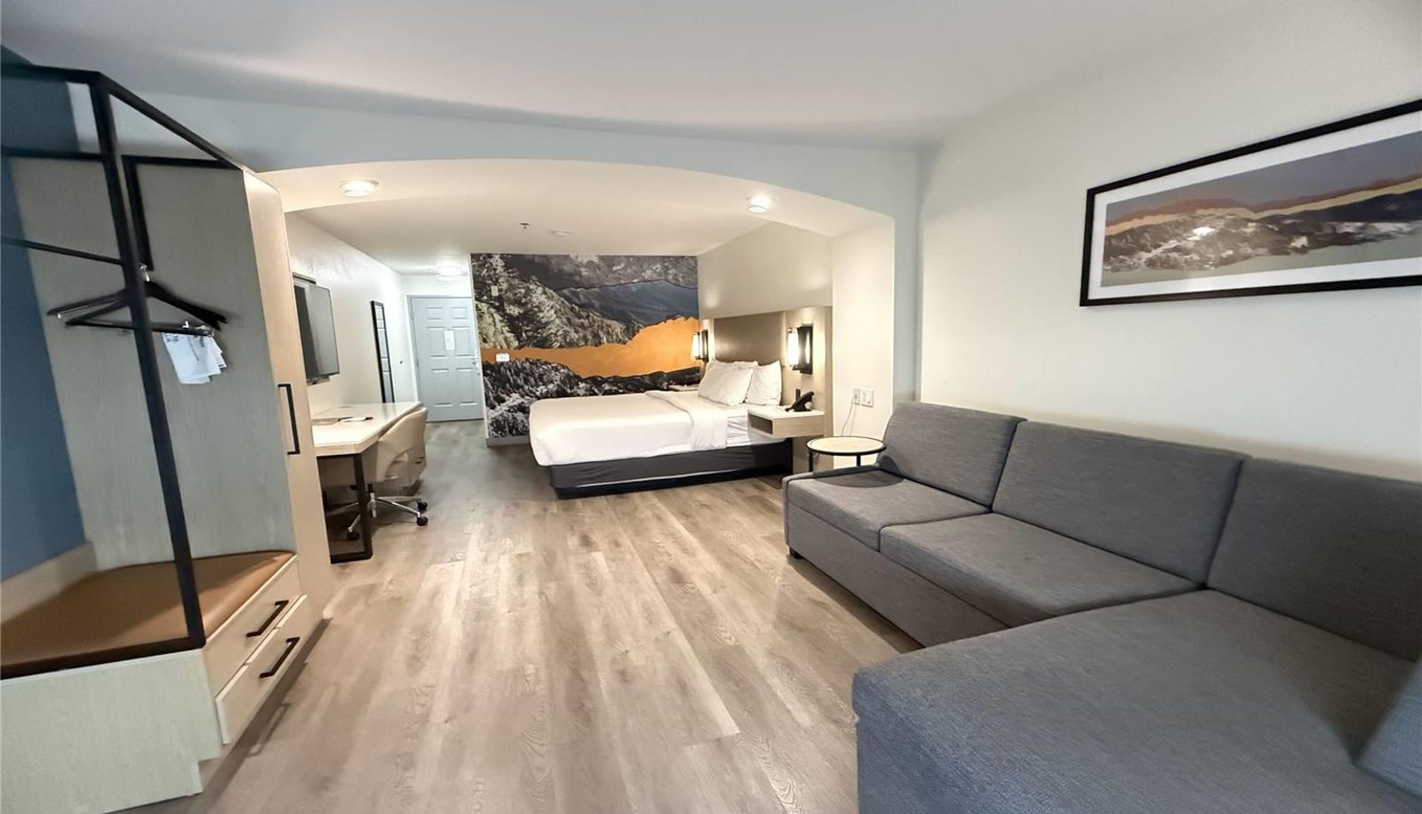 Camera - La Quinta Inn & Suites by Wyndham Albuquerque Midtown