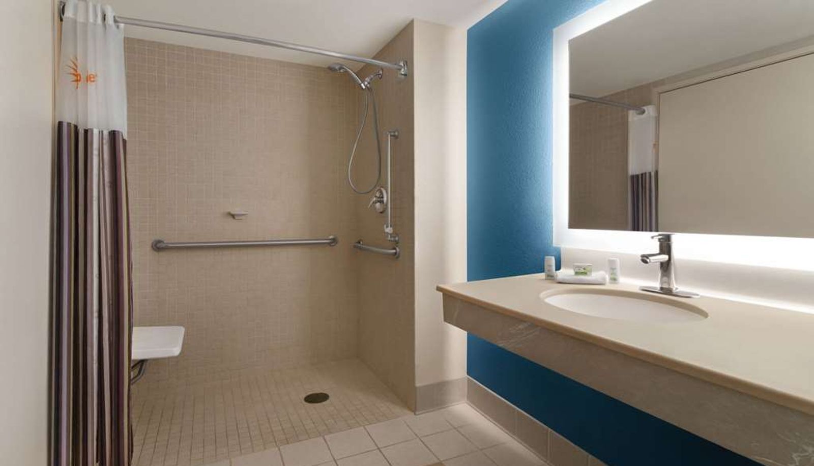 Zimmer - La Quinta Inn & Suites by Wyndham Madison American Center