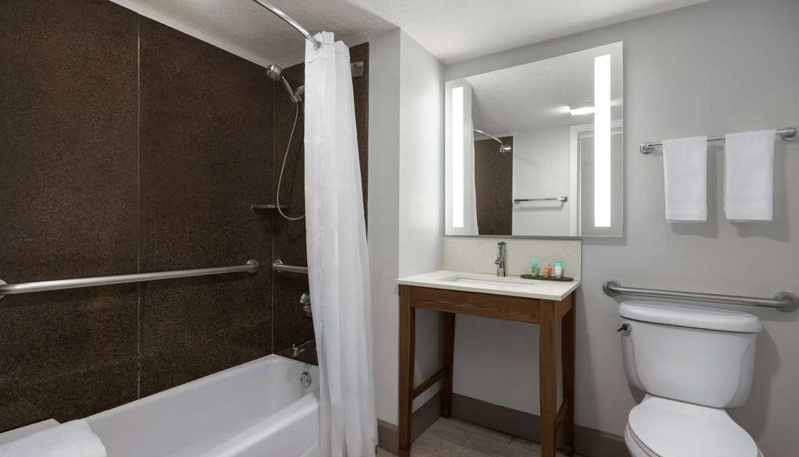 Habitación - La Quinta Inn & Suites by Wyndham Oceanfront Daytona Beach
