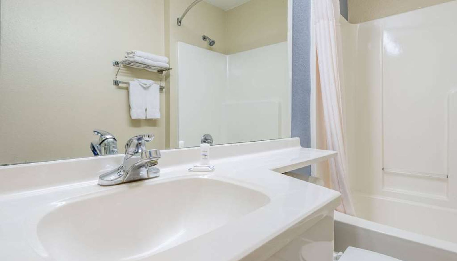 Zimmer - Microtel Inn & Suites by Wyndham Kansas City Airport