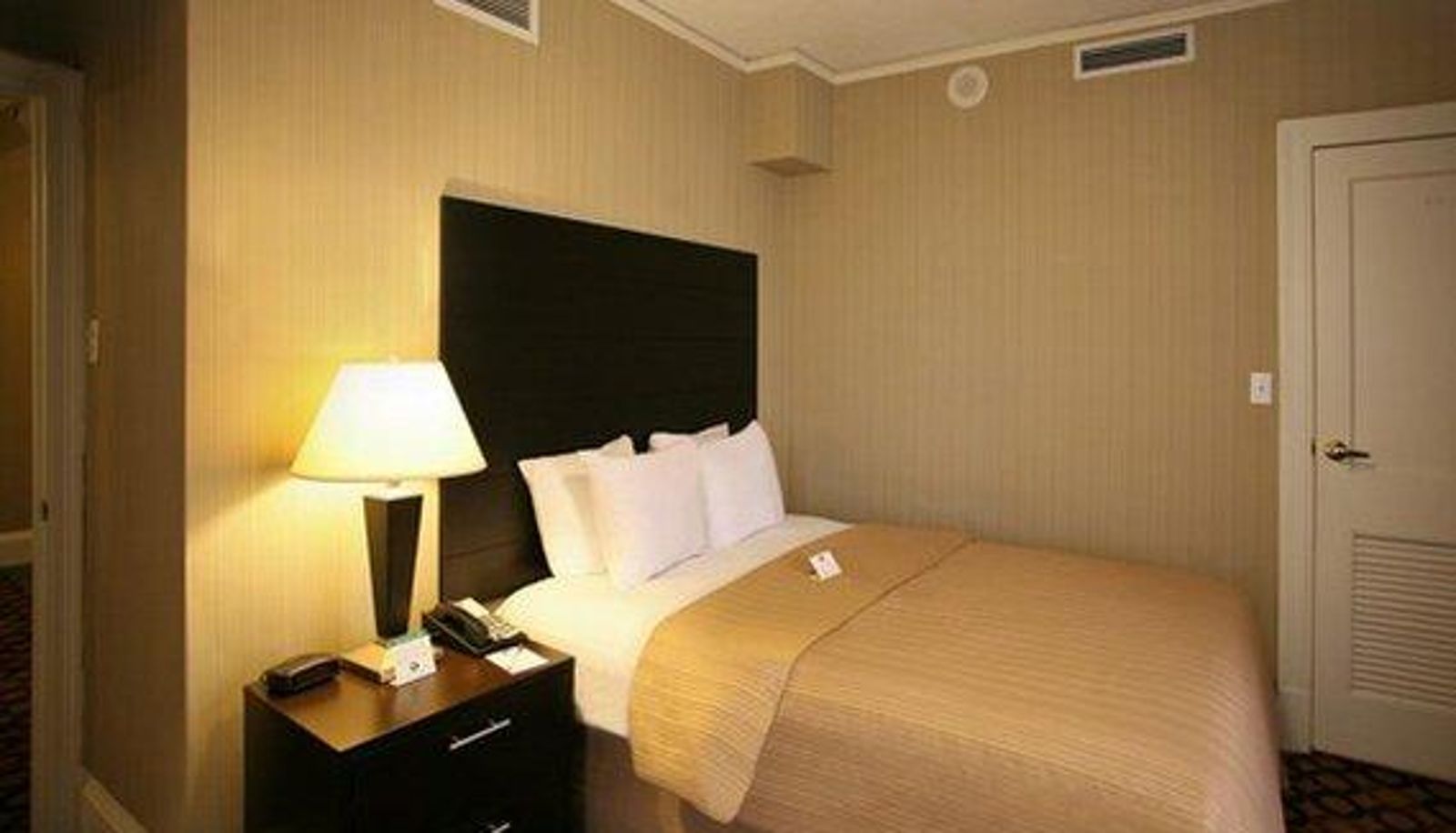Zimmer - Hampton Inn & Suites by Hilton New Orleans Canal St. French Quarter