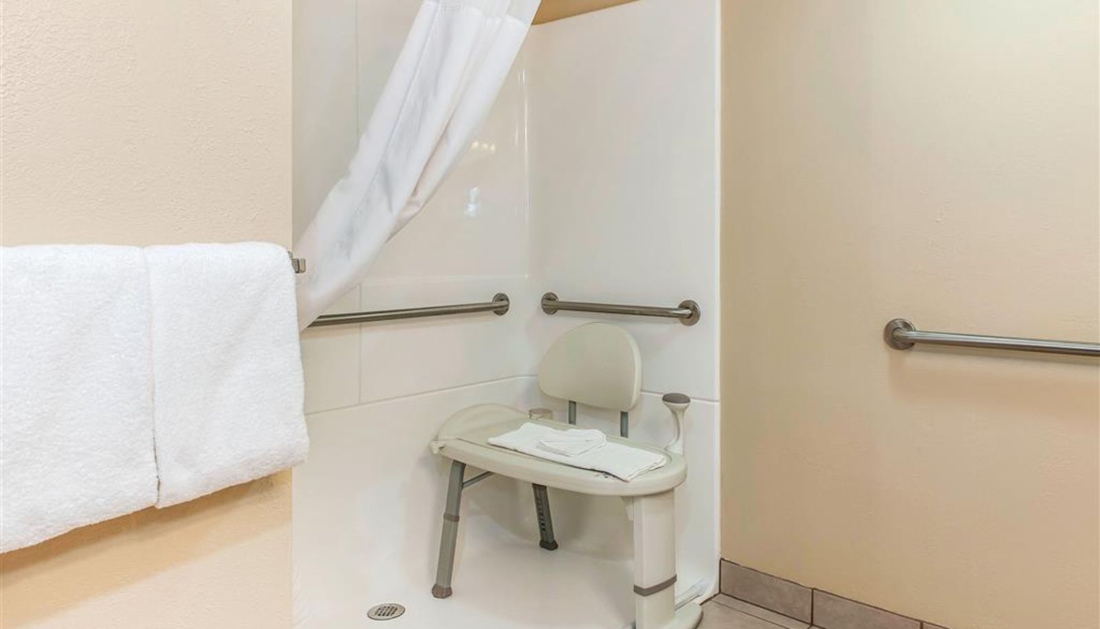 Room - Quality Inn Findlay