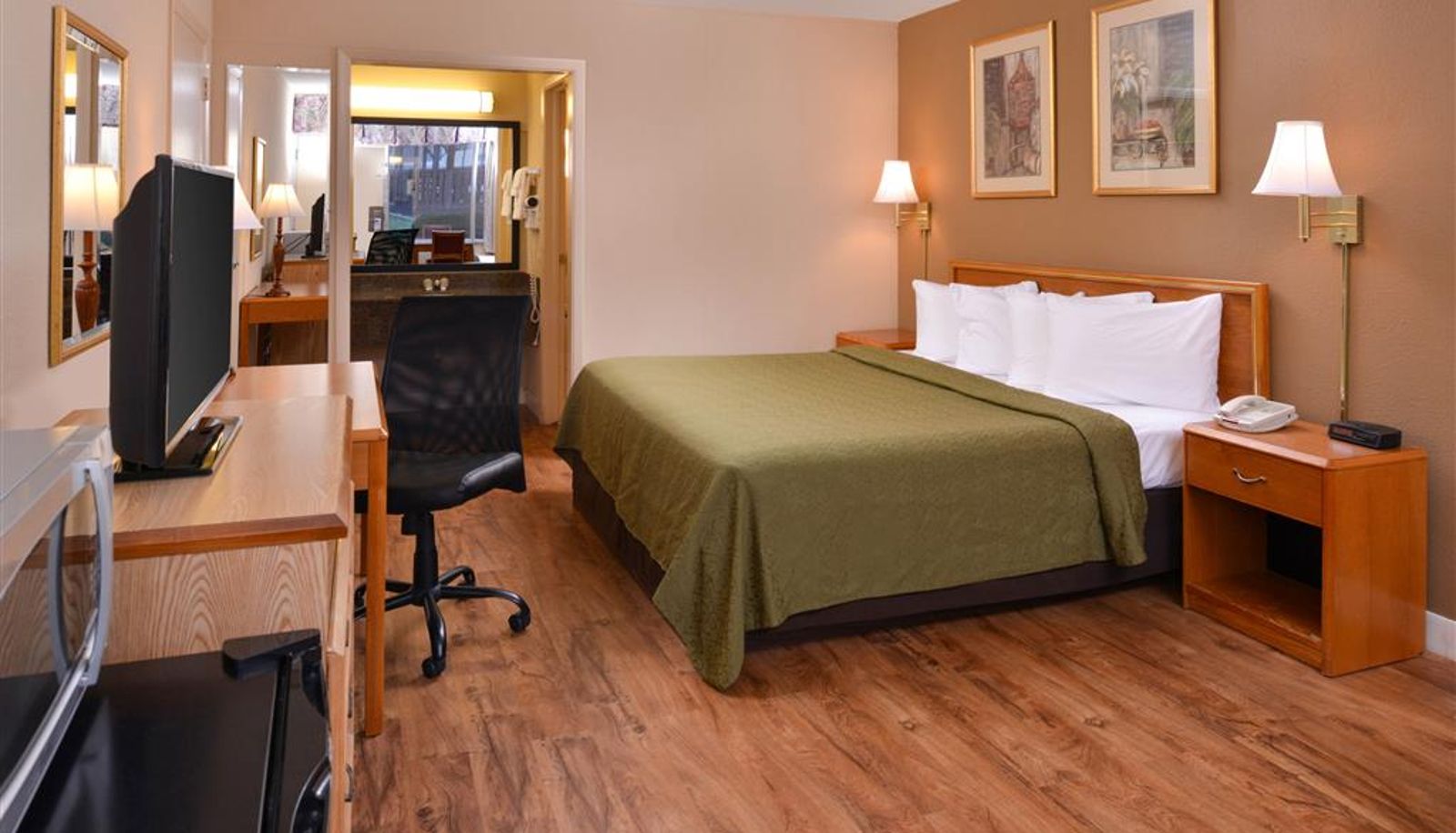 Camera - Quality Inn Dutch Inn