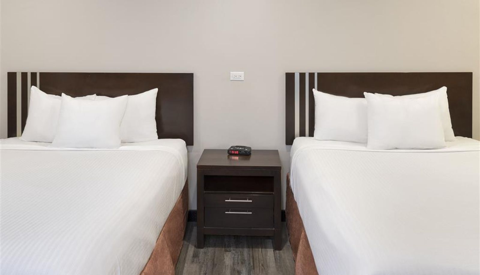 Room - Econo Lodge Inn & Suites