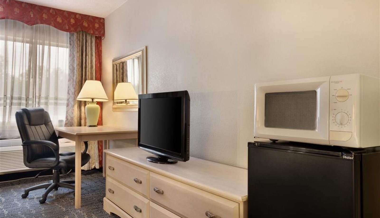 Room - Baymont by Wyndham Des Moines North
