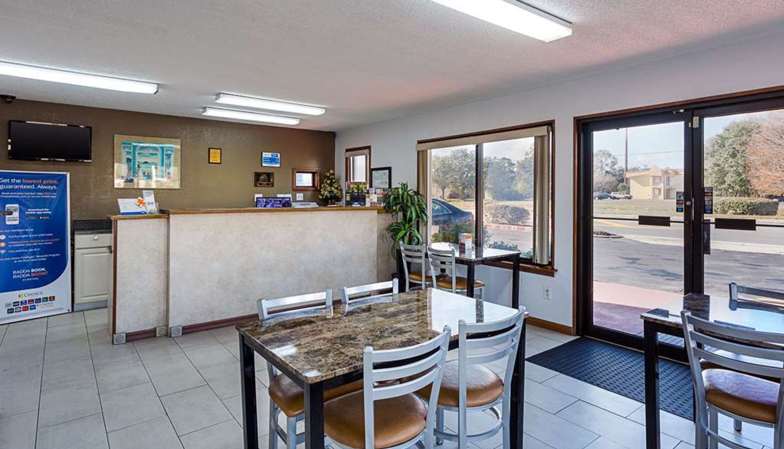 Hall - Rodeway Inn Lake City I-75
