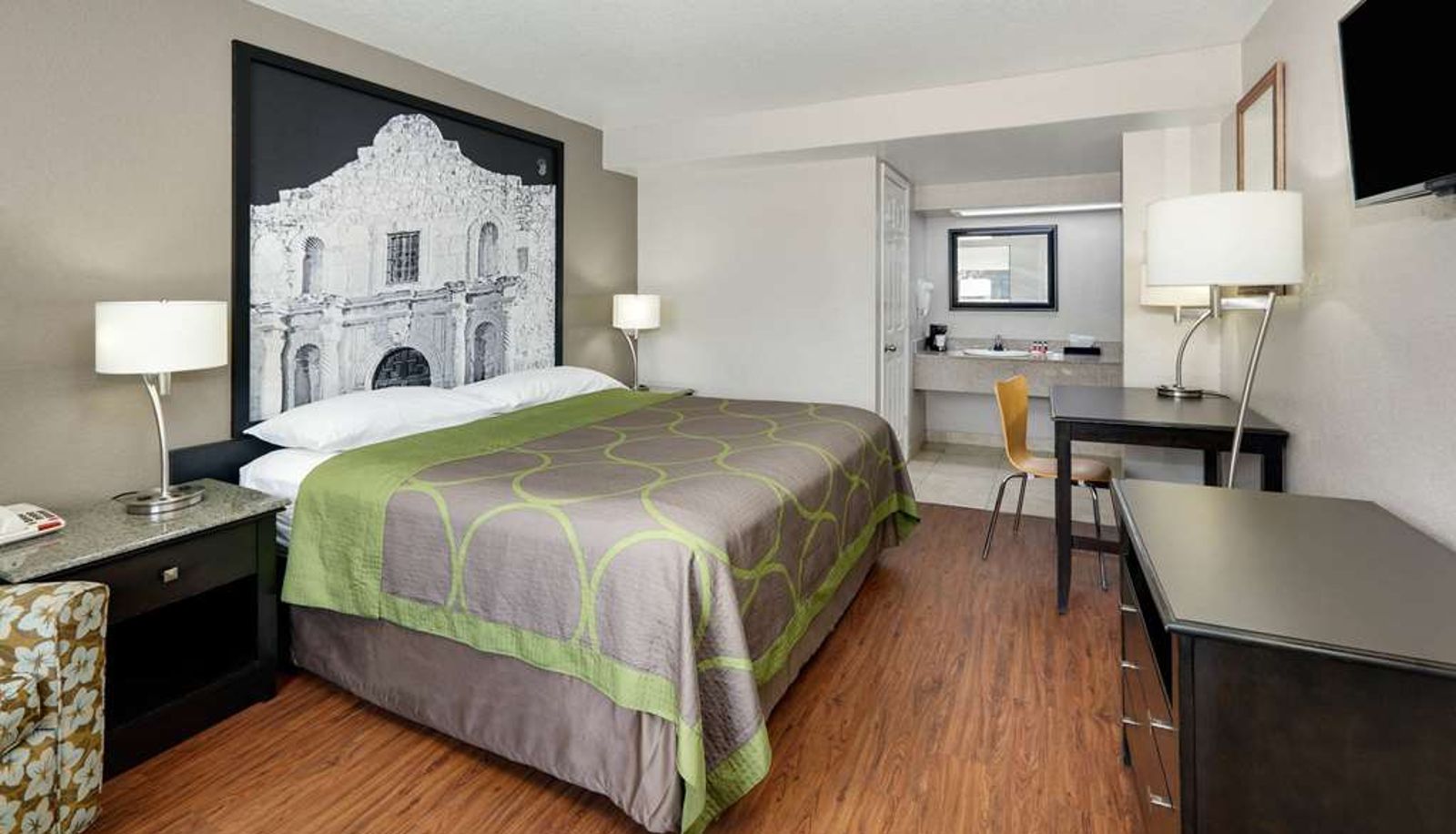 Zimmer - Super 8 by Wyndham San Antonio Pearl District / Downtown