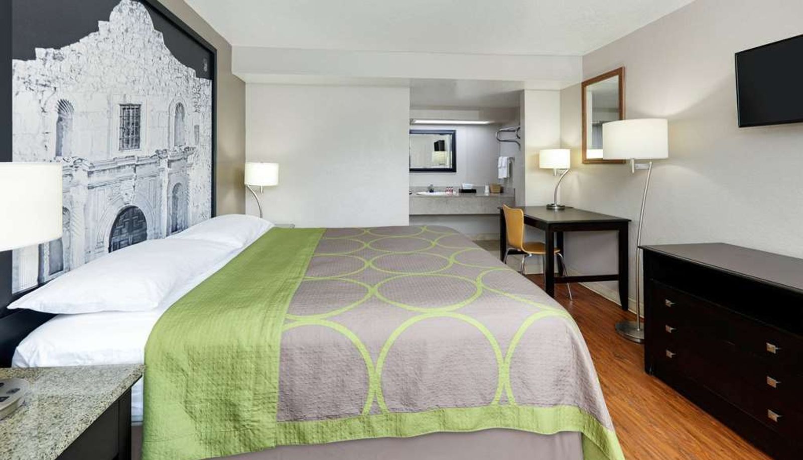 Zimmer - Super 8 by Wyndham San Antonio Pearl District / Downtown