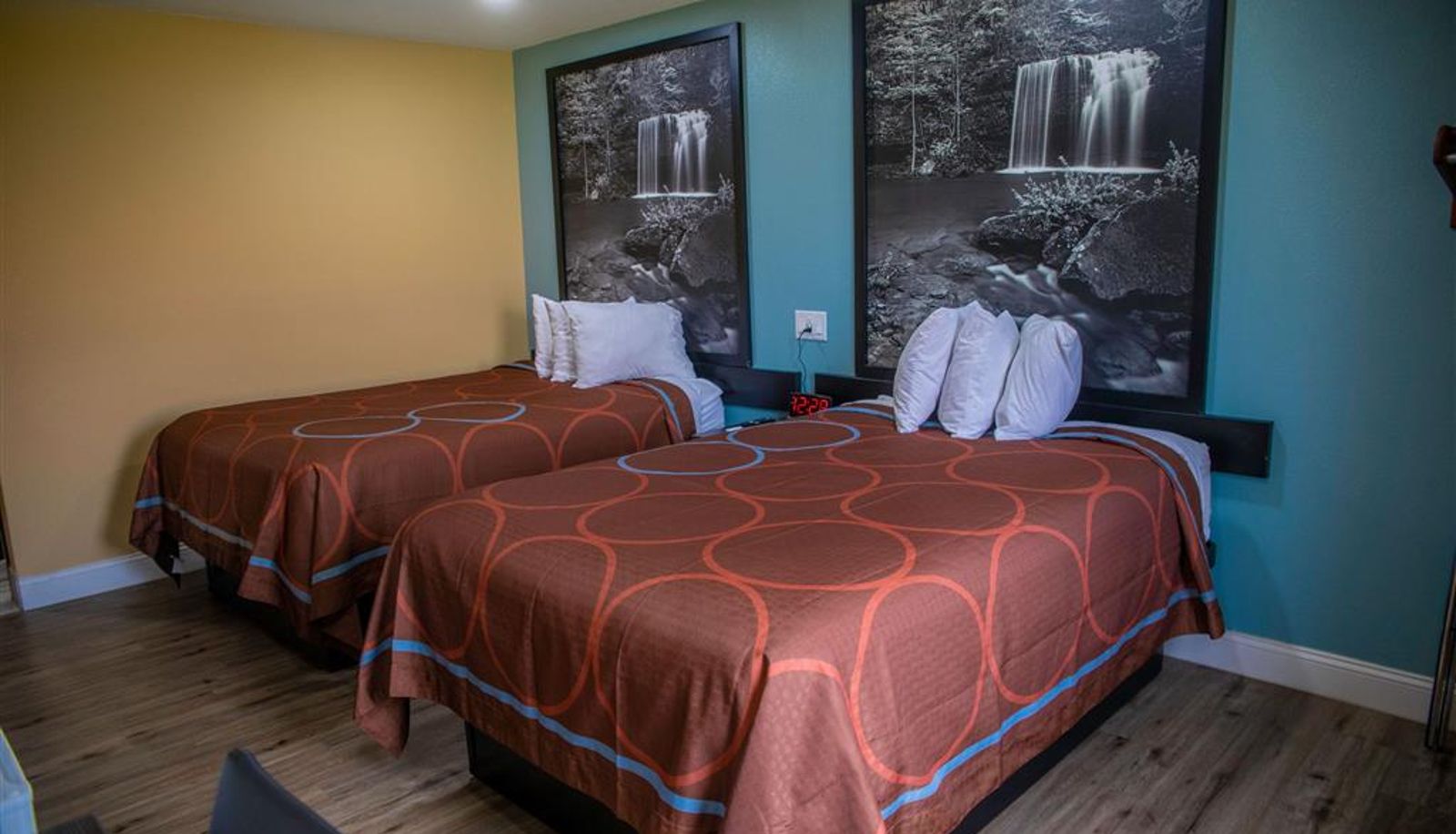 Room - Super 8 by Wyndham Mountain Home
