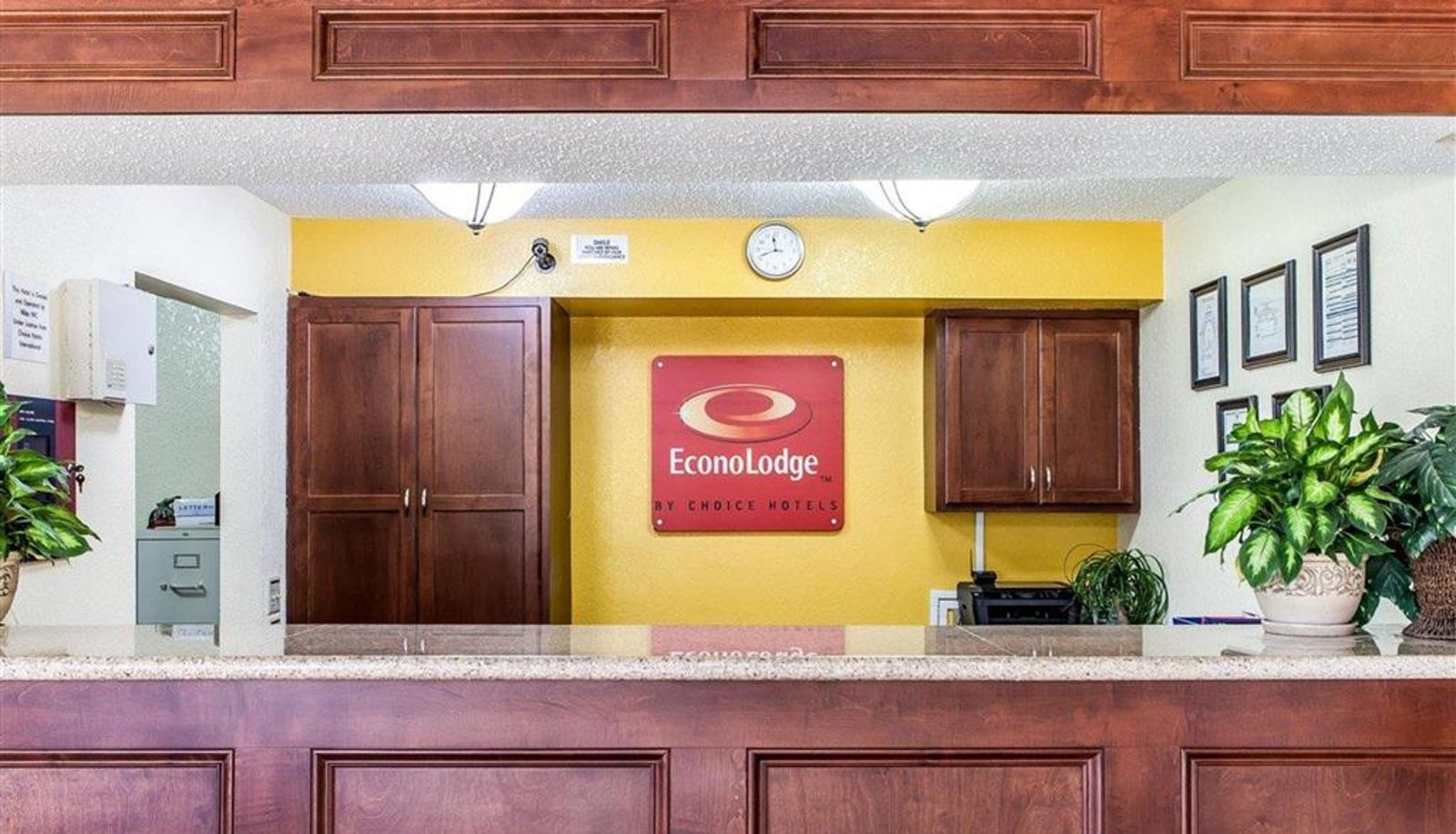 Hall - Econo Lodge Cartersville-Emerson Lake Point