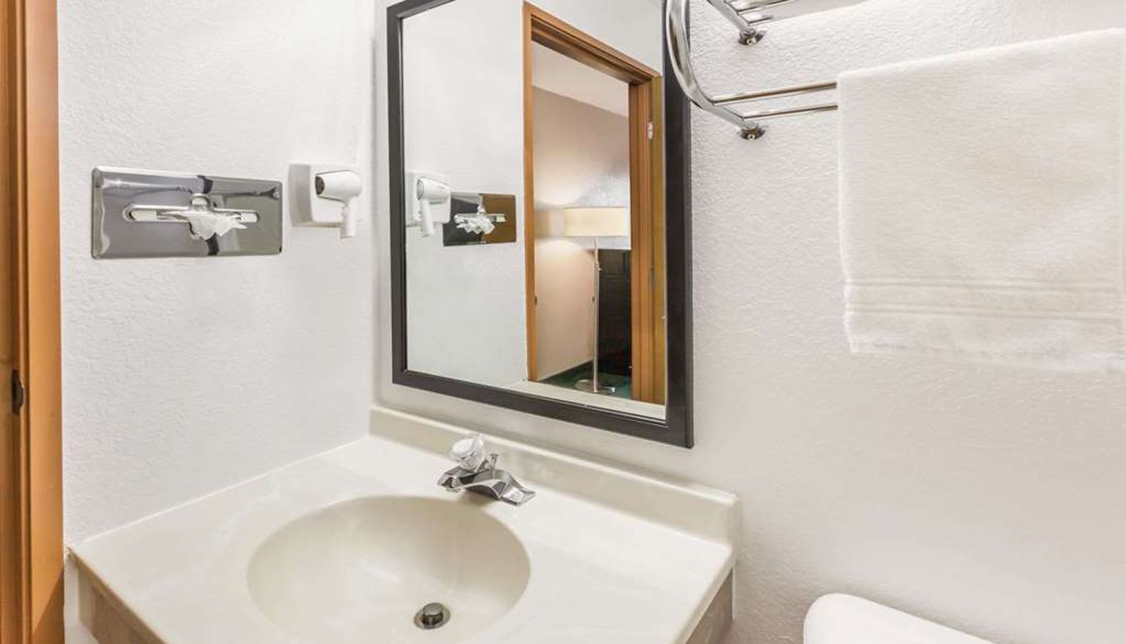 Room - Super 8 by Wyndham Ionia MI