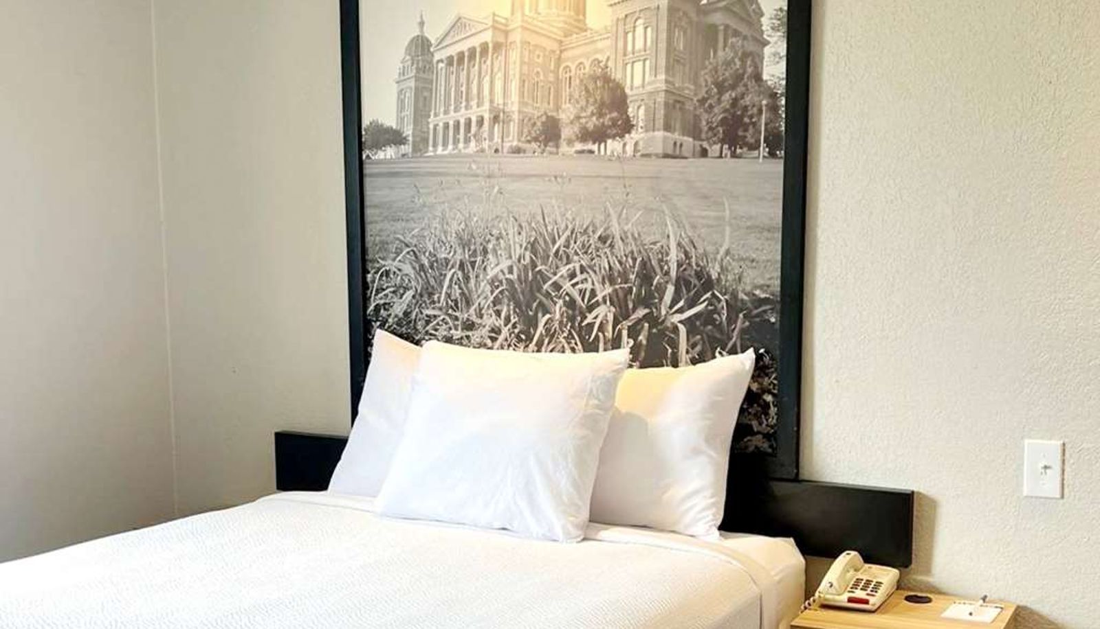 Room - Super 8 by Wyndham Cedar Rapids