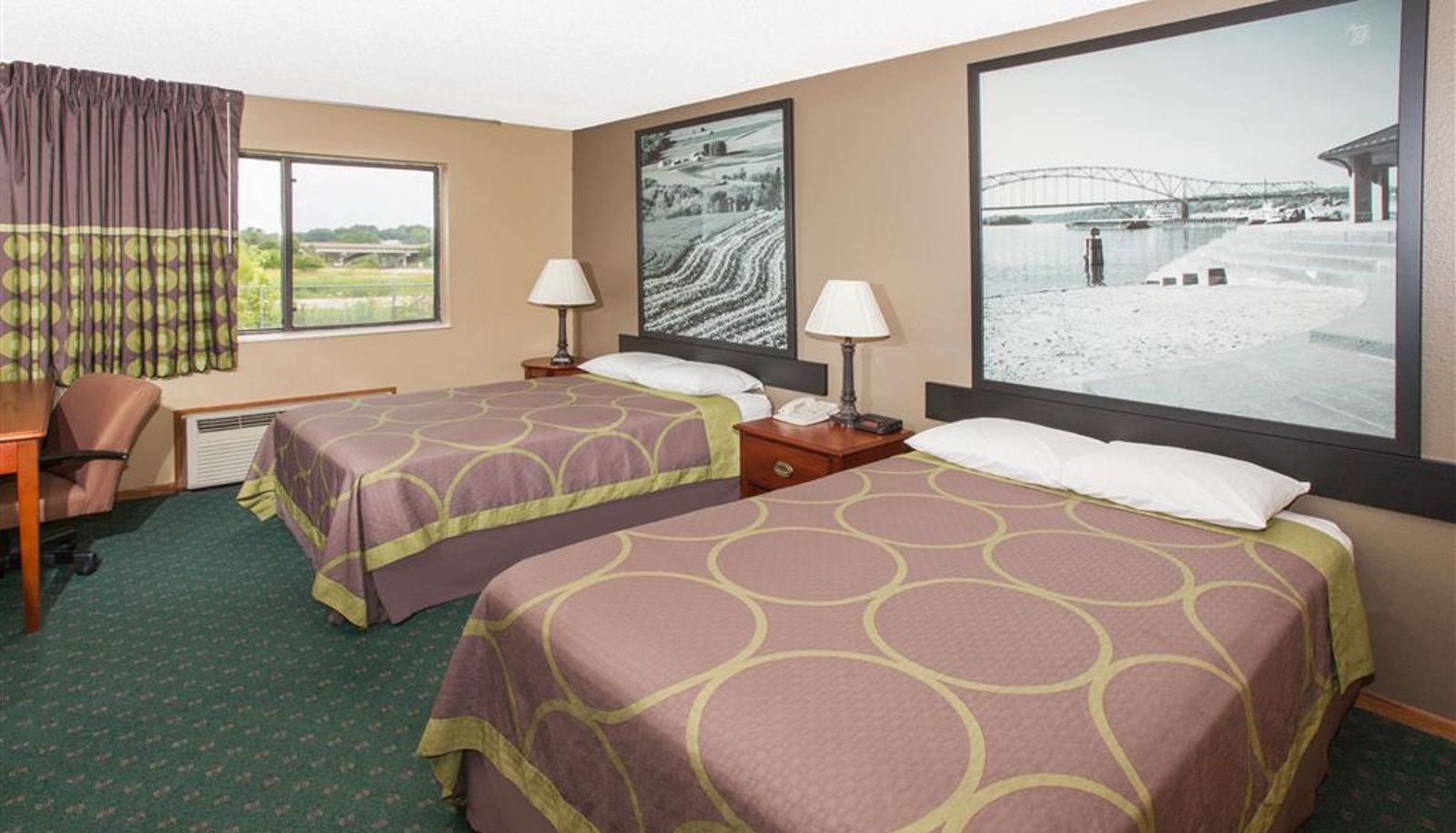 Room - Super 8 by Wyndham Anamosa IA