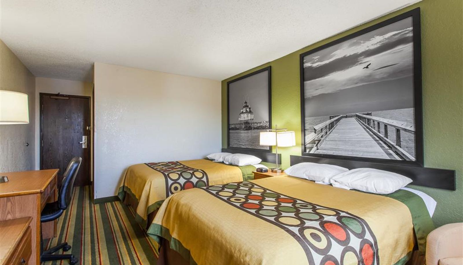 Room - Super 8 by Wyndham College Park Wash DC Area