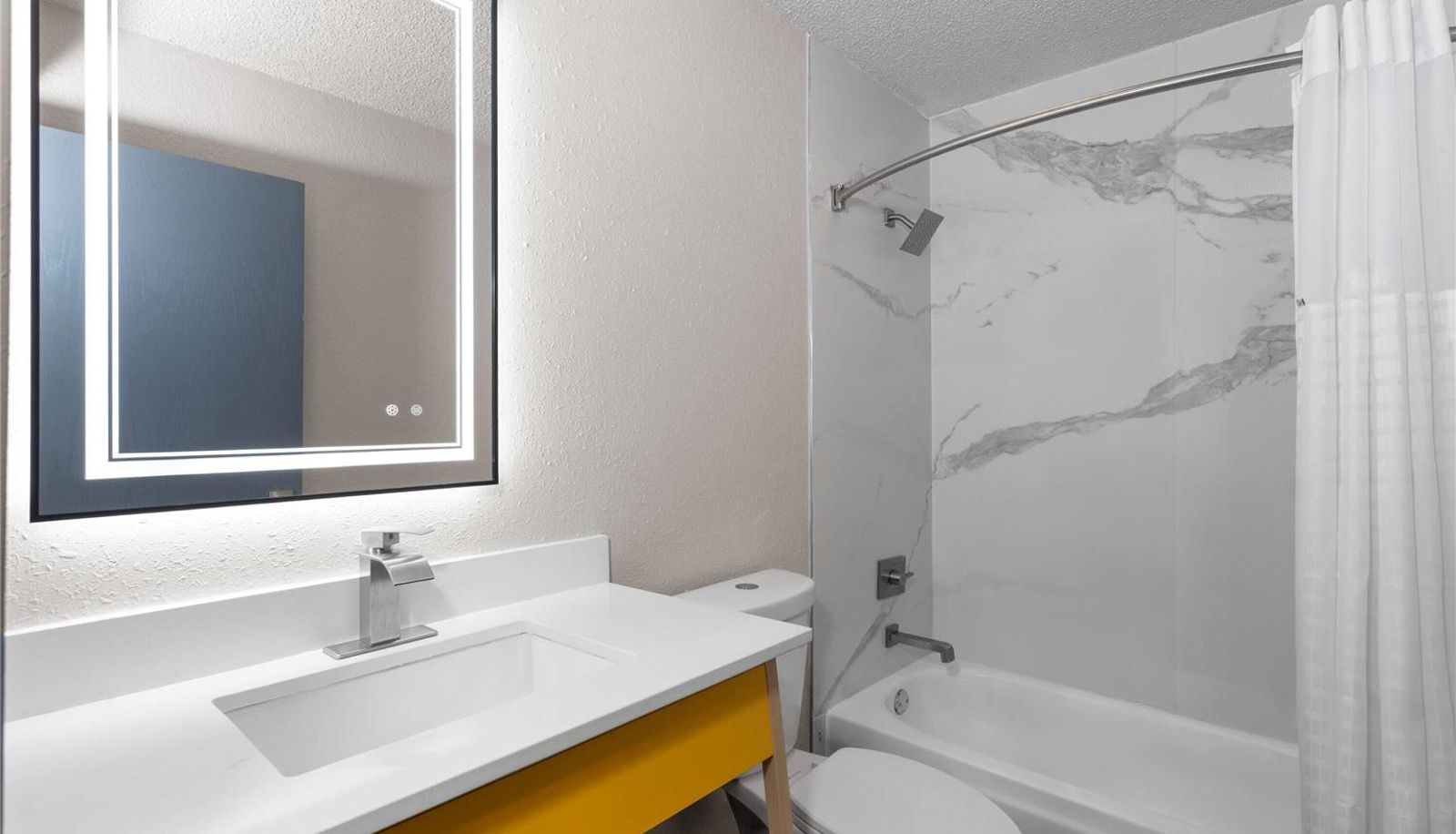 Zimmer - Days Inn by Wyndham Waukegan