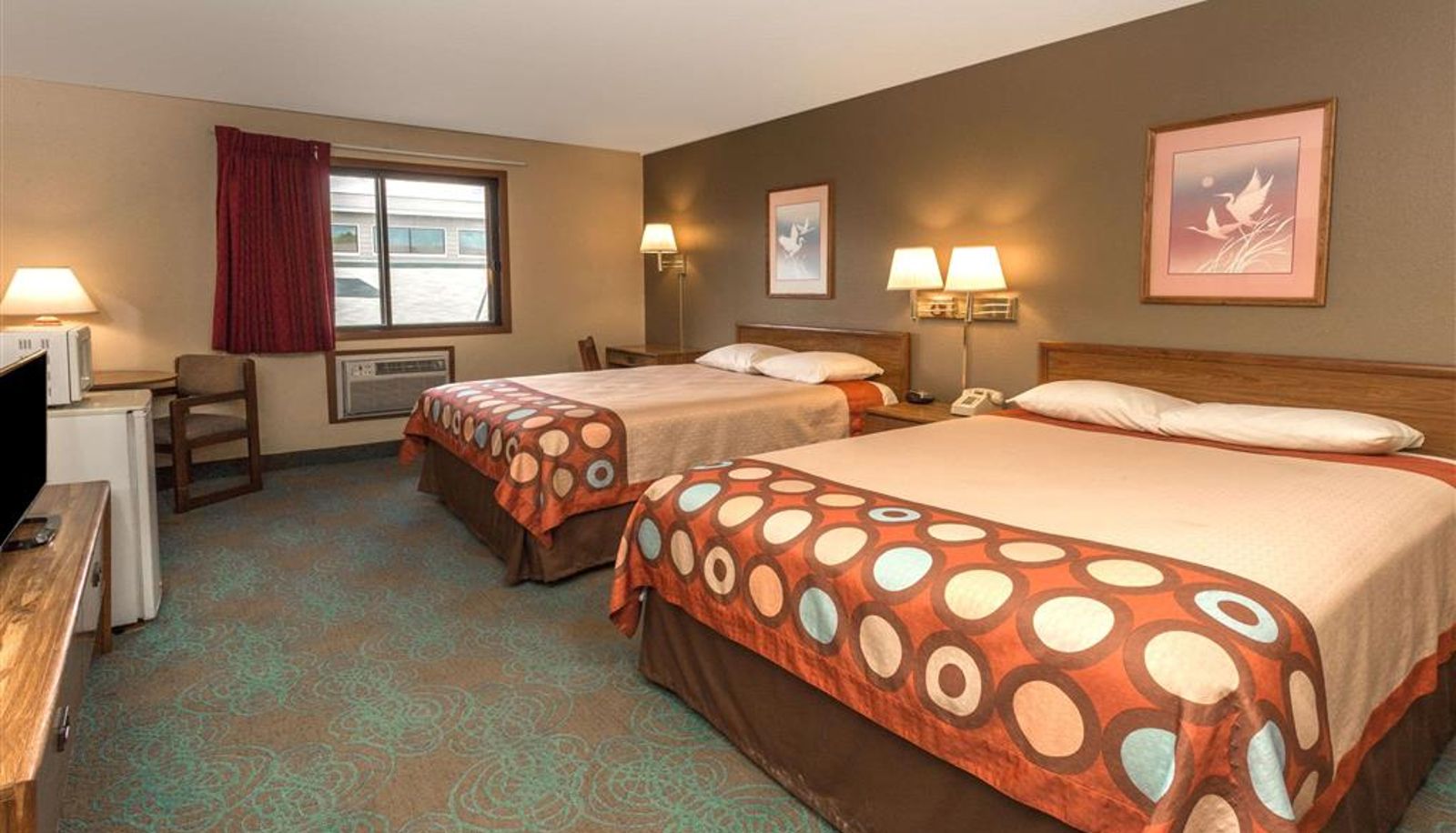 Room - Super 8 by Wyndham Hartford WI