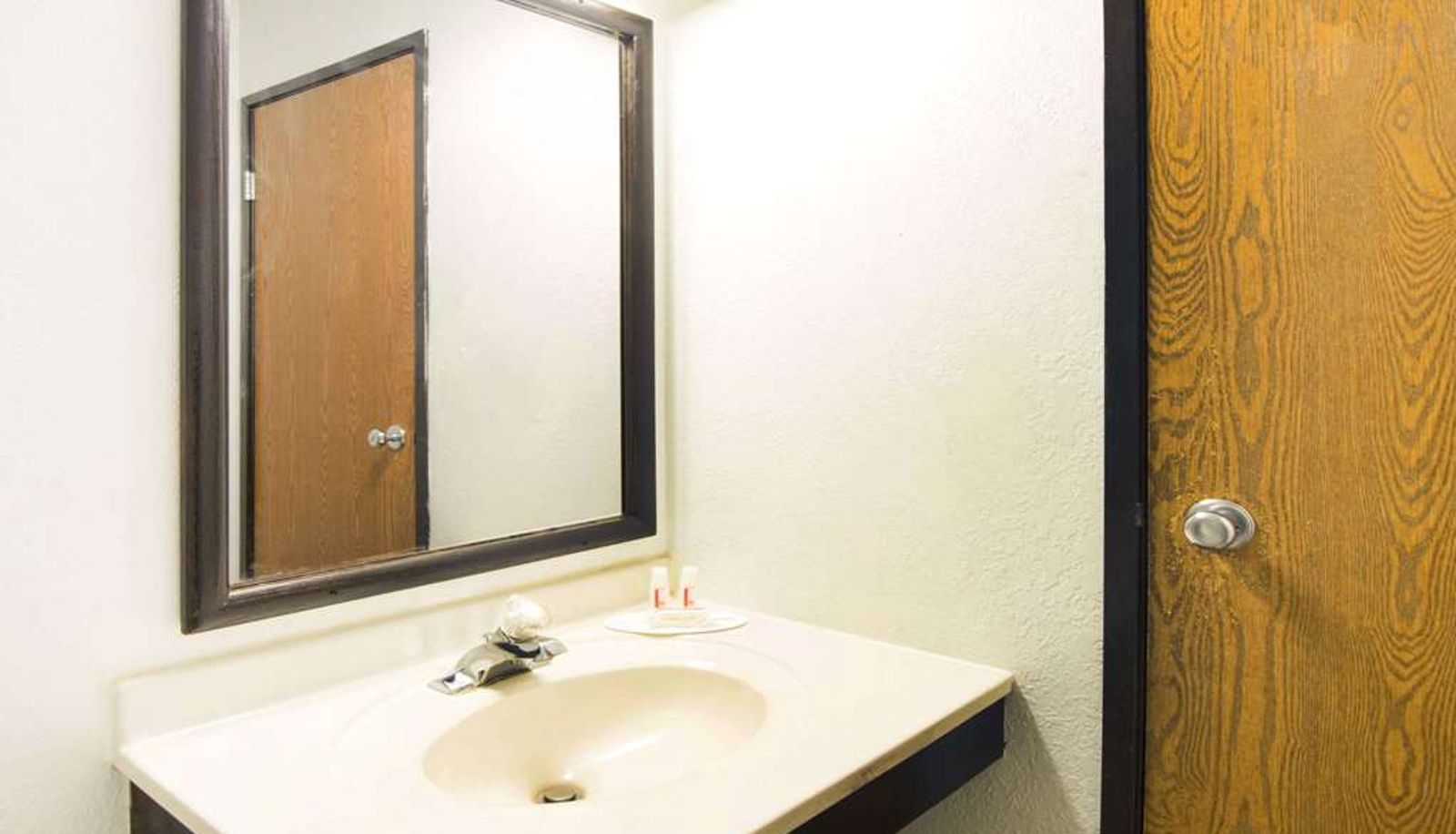 Room - Super 8 by Wyndham Pittsburgh PA Airport/University Area