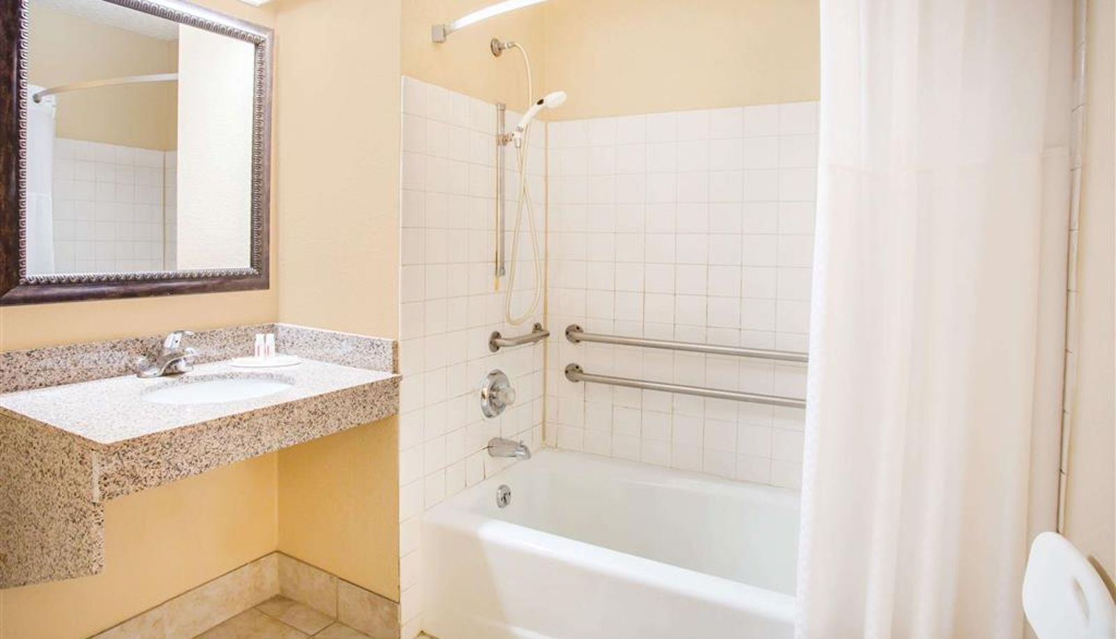 Room - Super 8 by Wyndham Harrisonburg