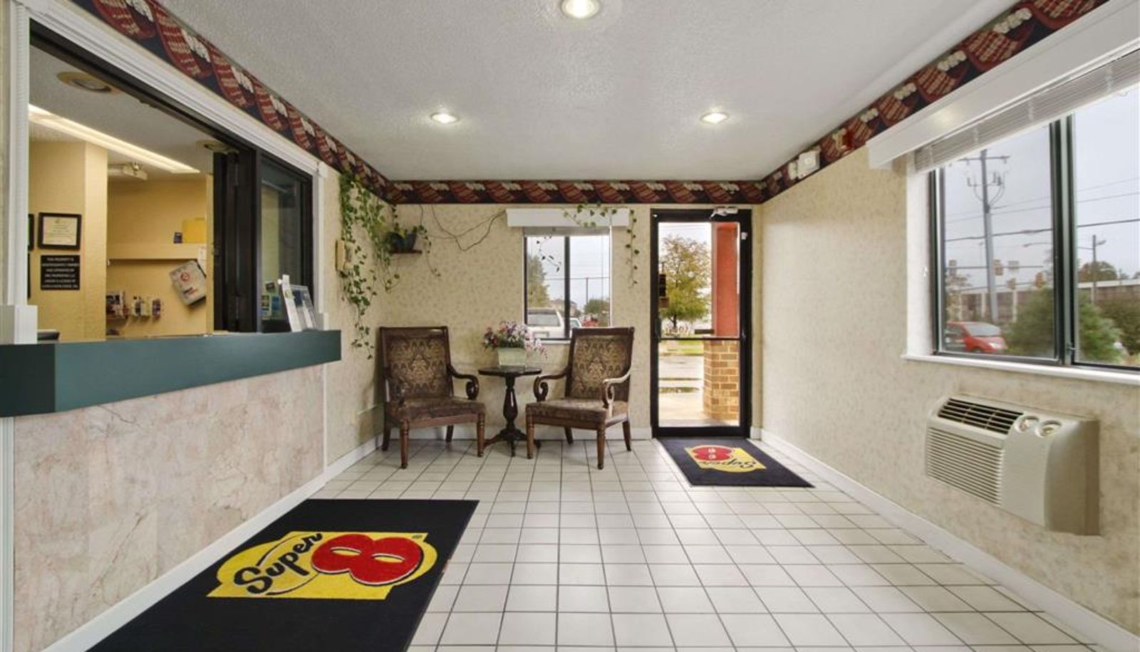 Hall - Super 8 by Wyndham Richmond Airport VA