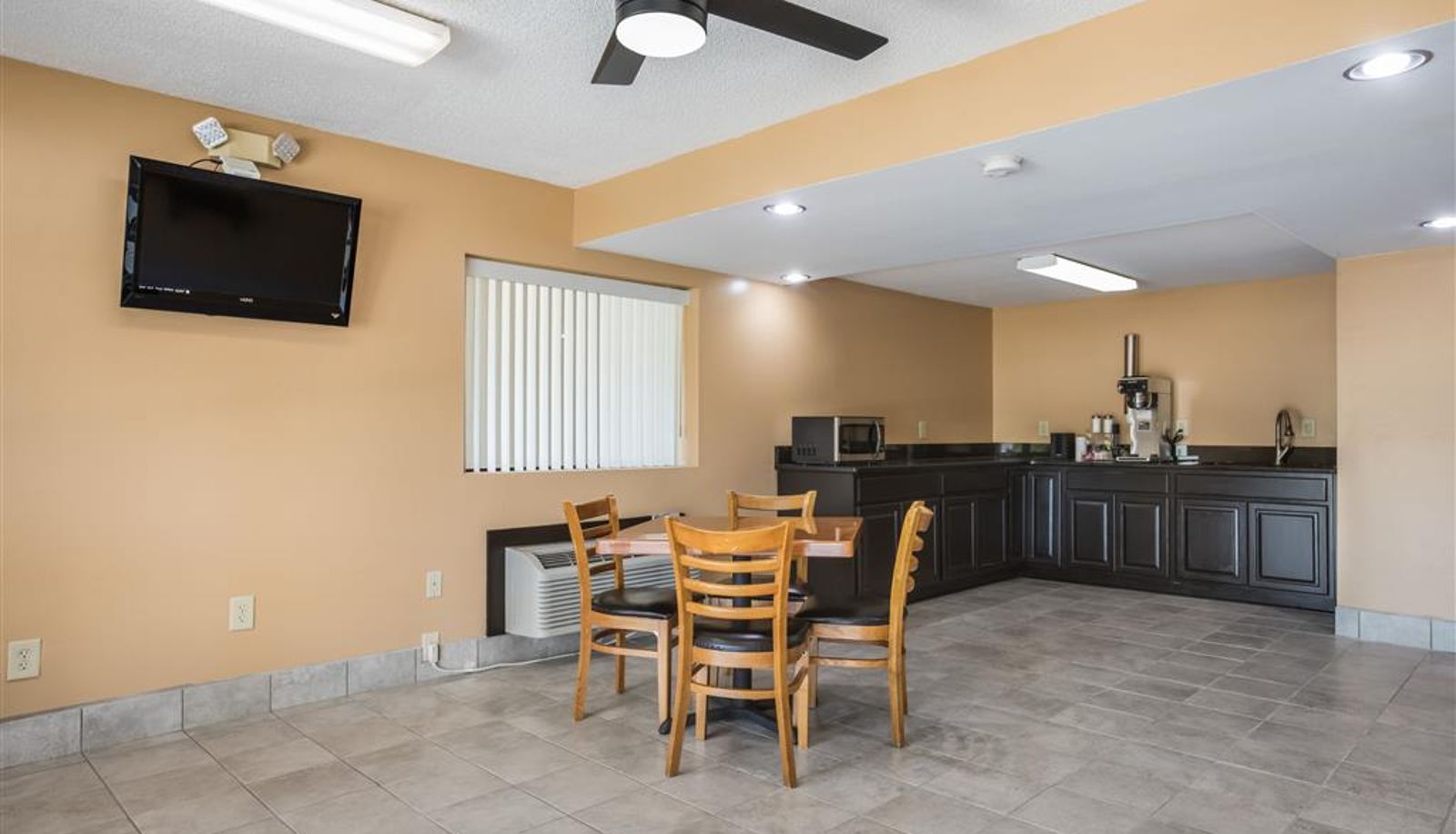 Hall - Rodeway Inn & Suites
