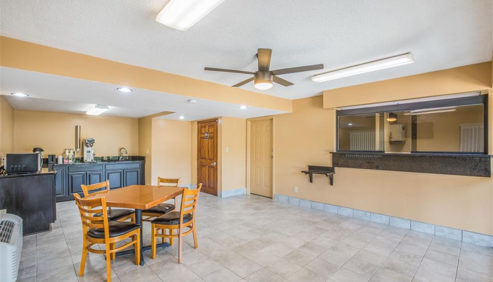 Hall - Rodeway Inn & Suites