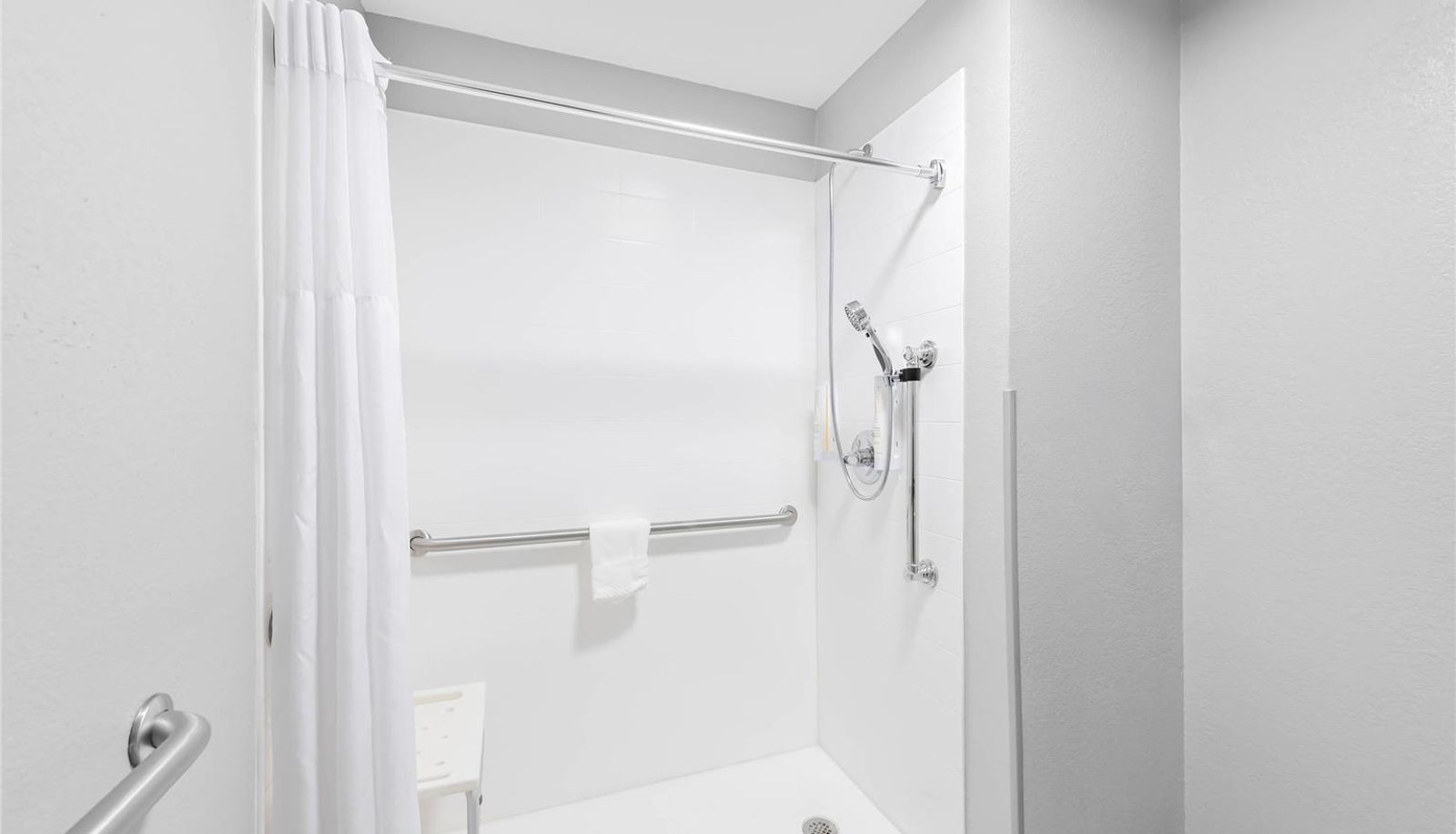 Room - Clarion Pointe